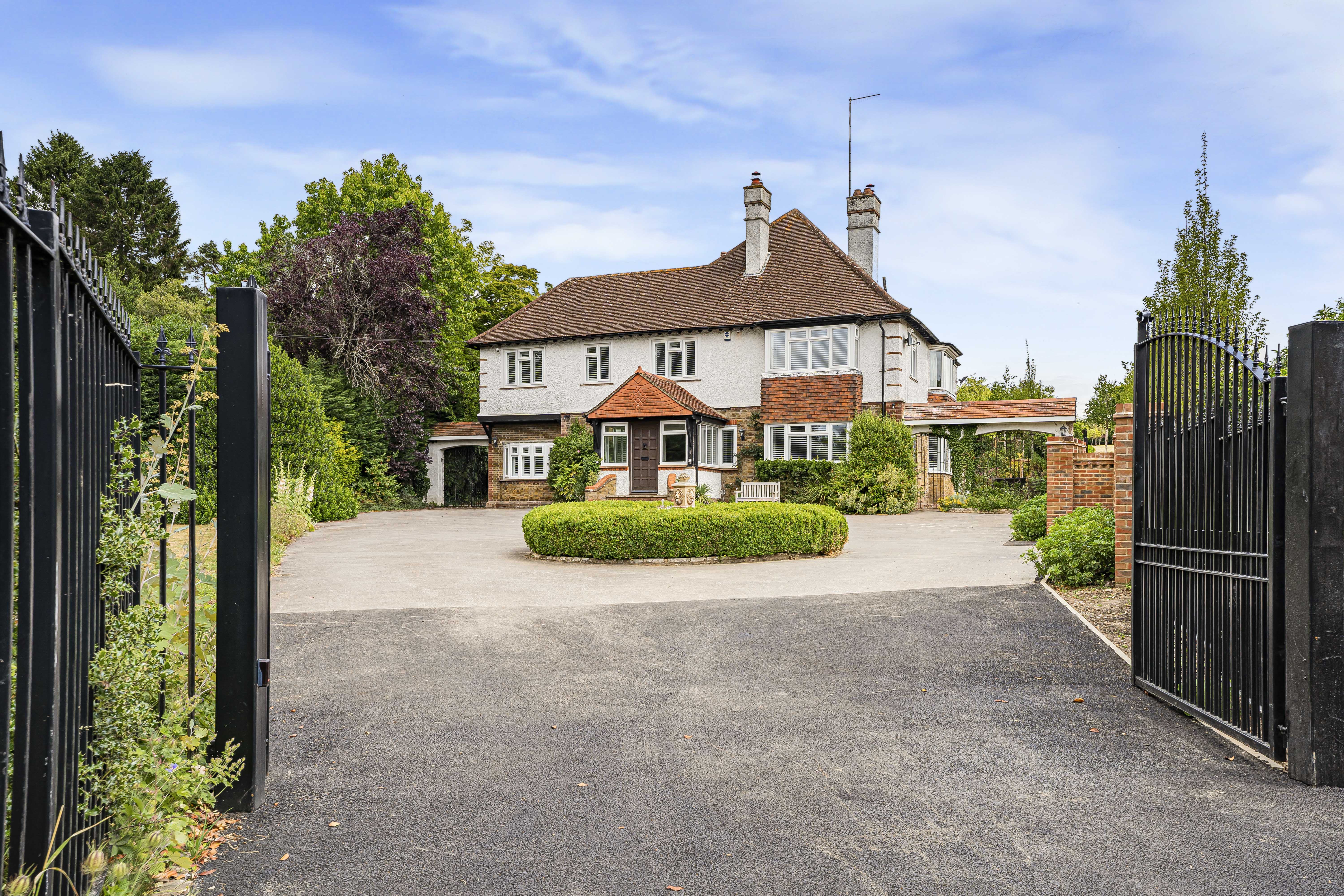 6 bedroom detached house for sale 0
