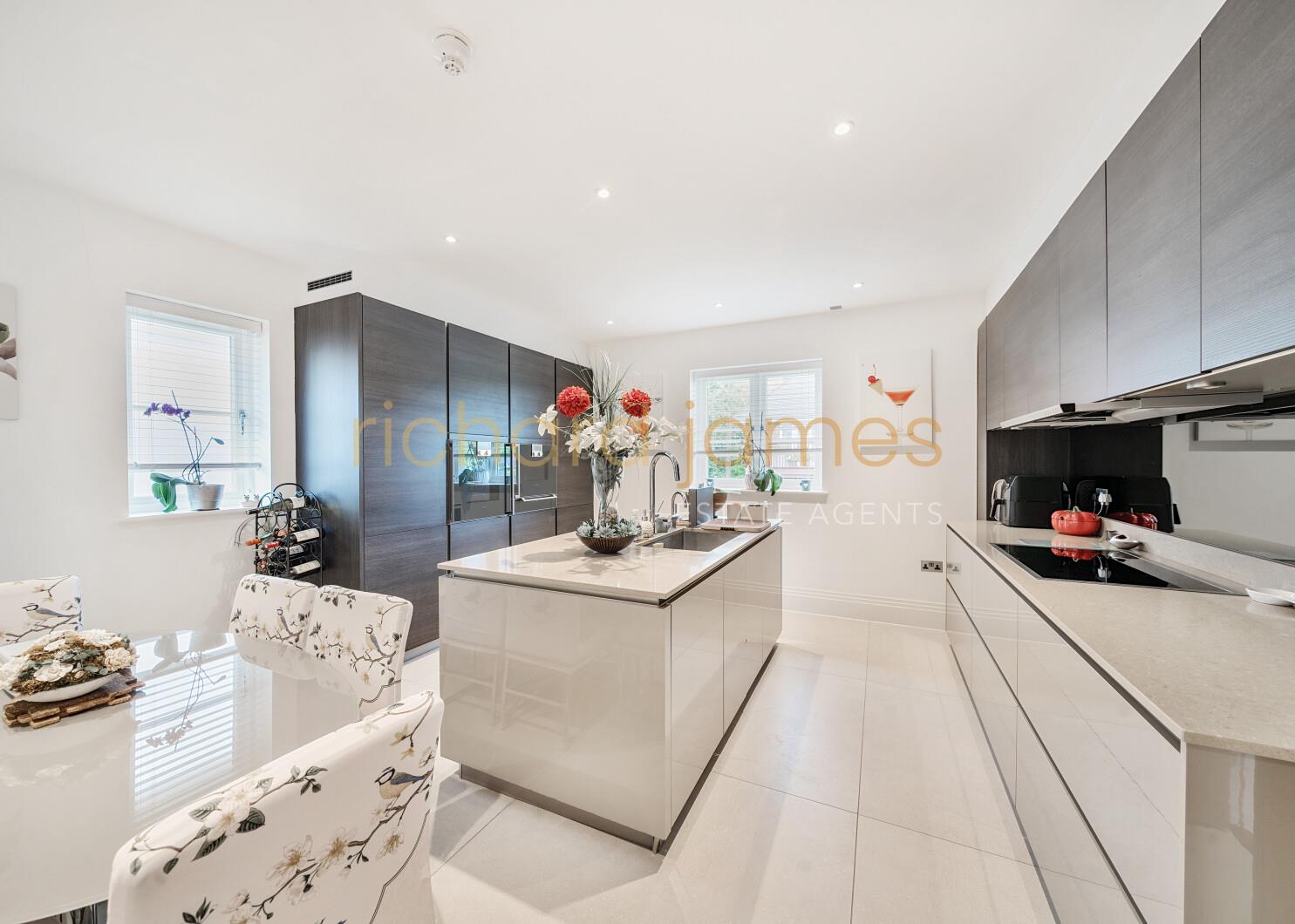 3 bedroom flat for sale 0