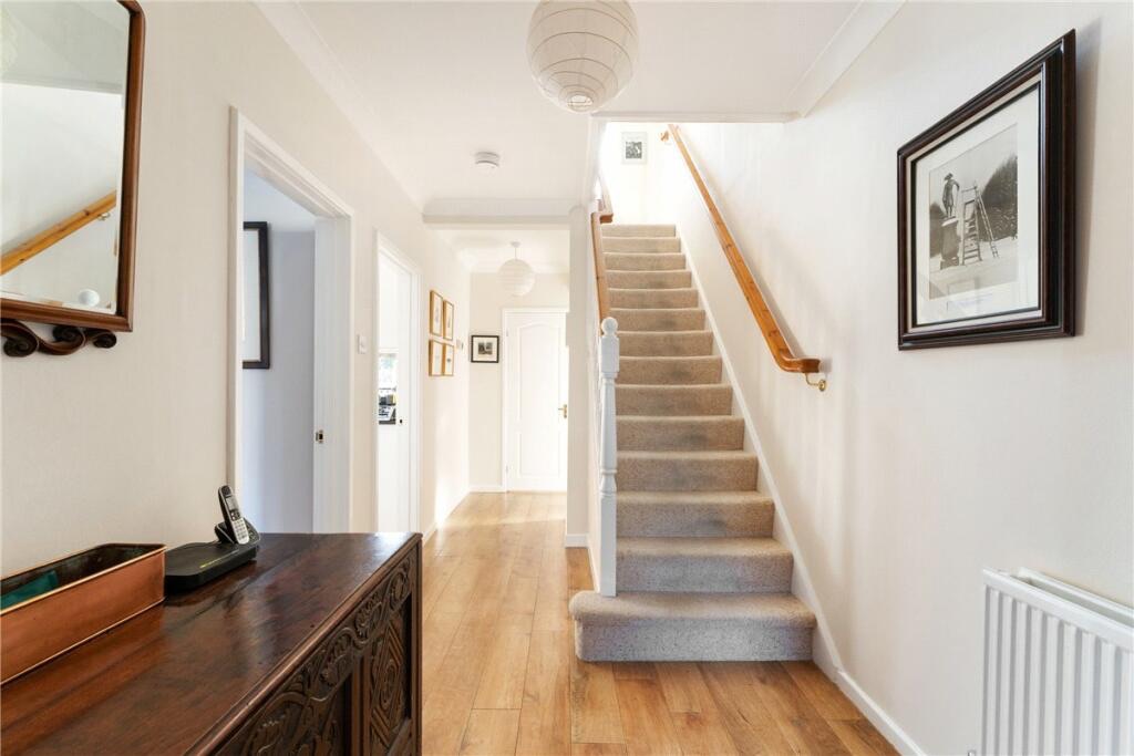 76 Hale Lane, London photo 4