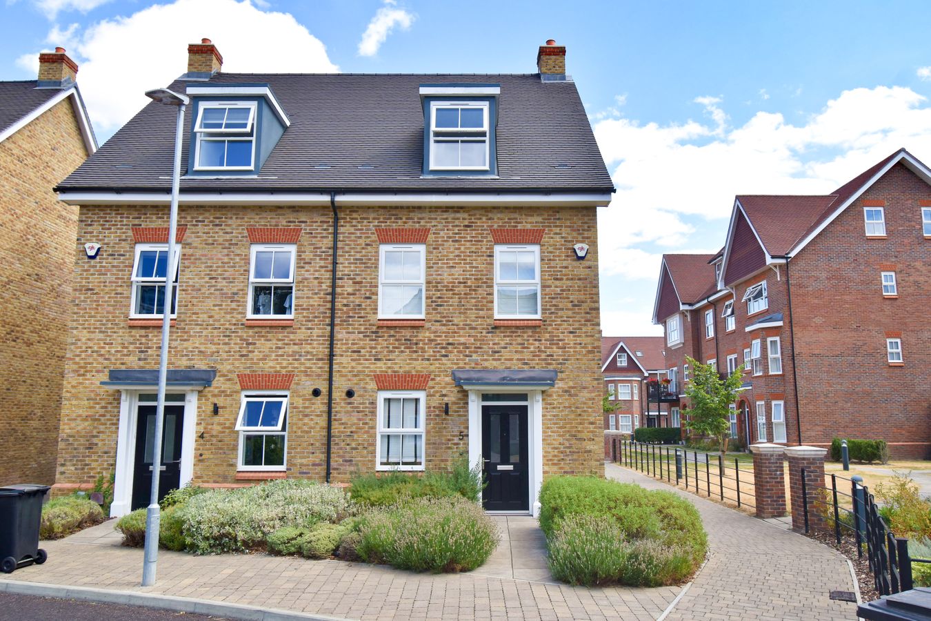 5, Albright Gardens, Walton-on-Thames photo 2