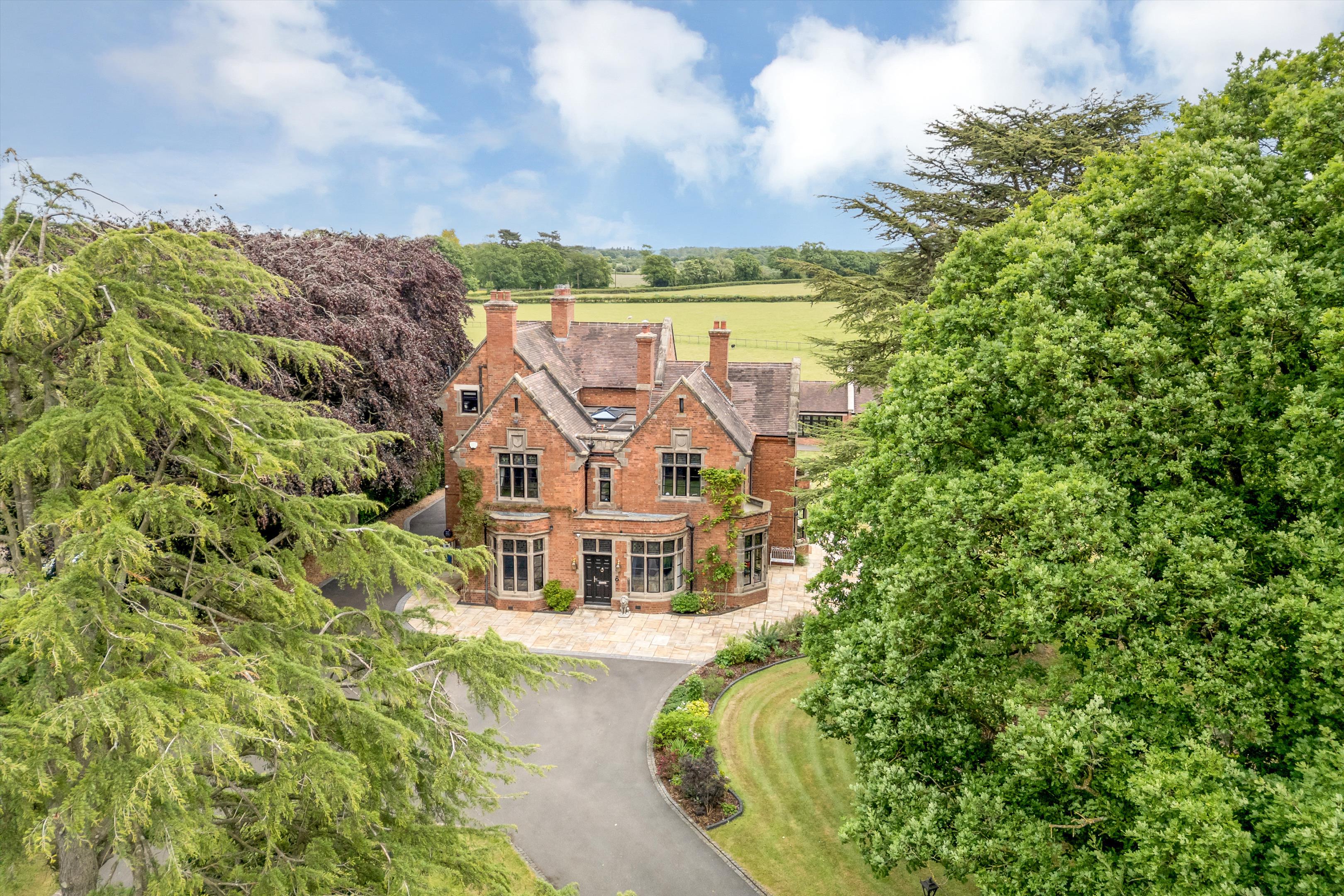 5 bedroom detached house for sale 0