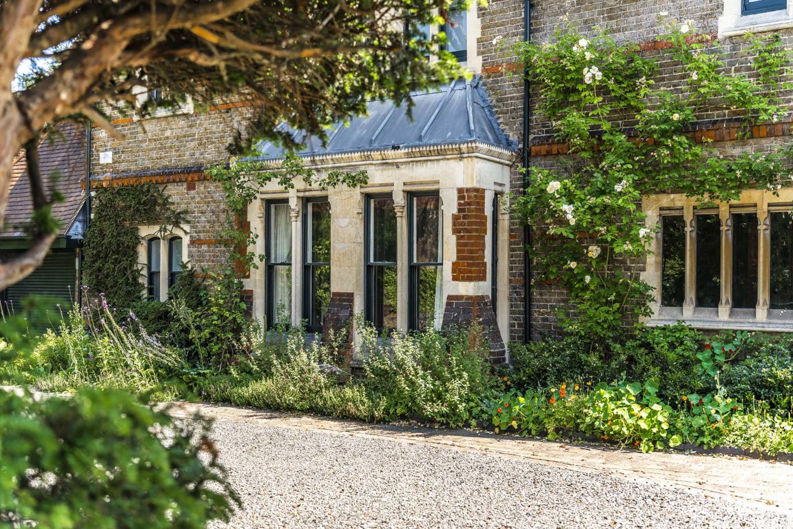 5 bedroom detached house for sale 0