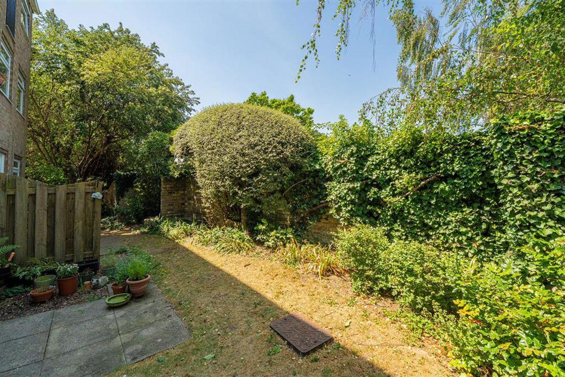 244, Harrowdene Gardens, Teddington photo 4