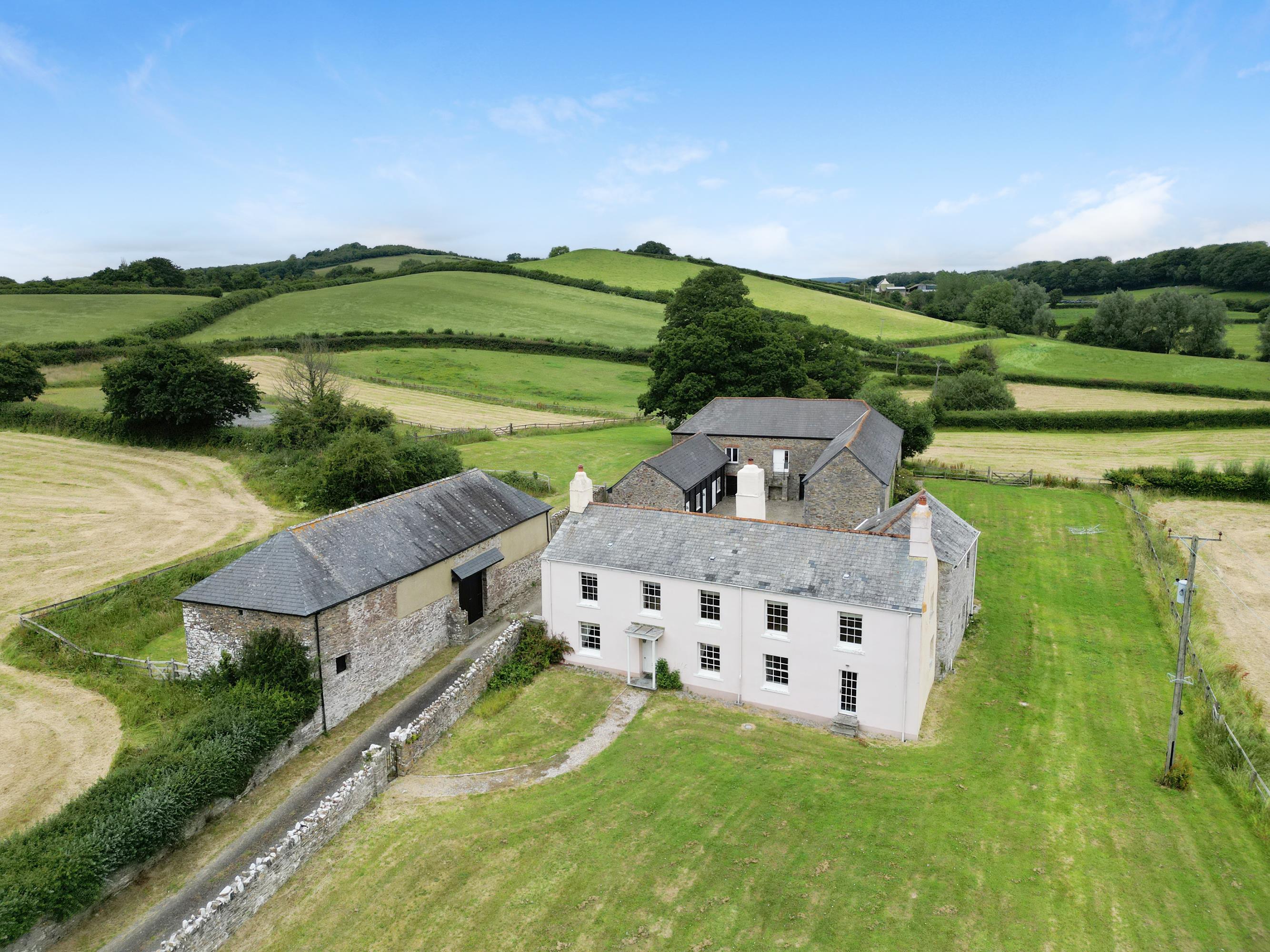 6 bedroom detached house for sale 0