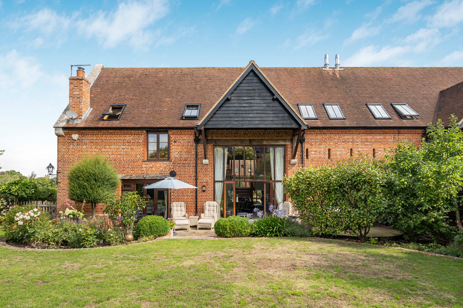 3 bedroom detached house for sale in Guildford