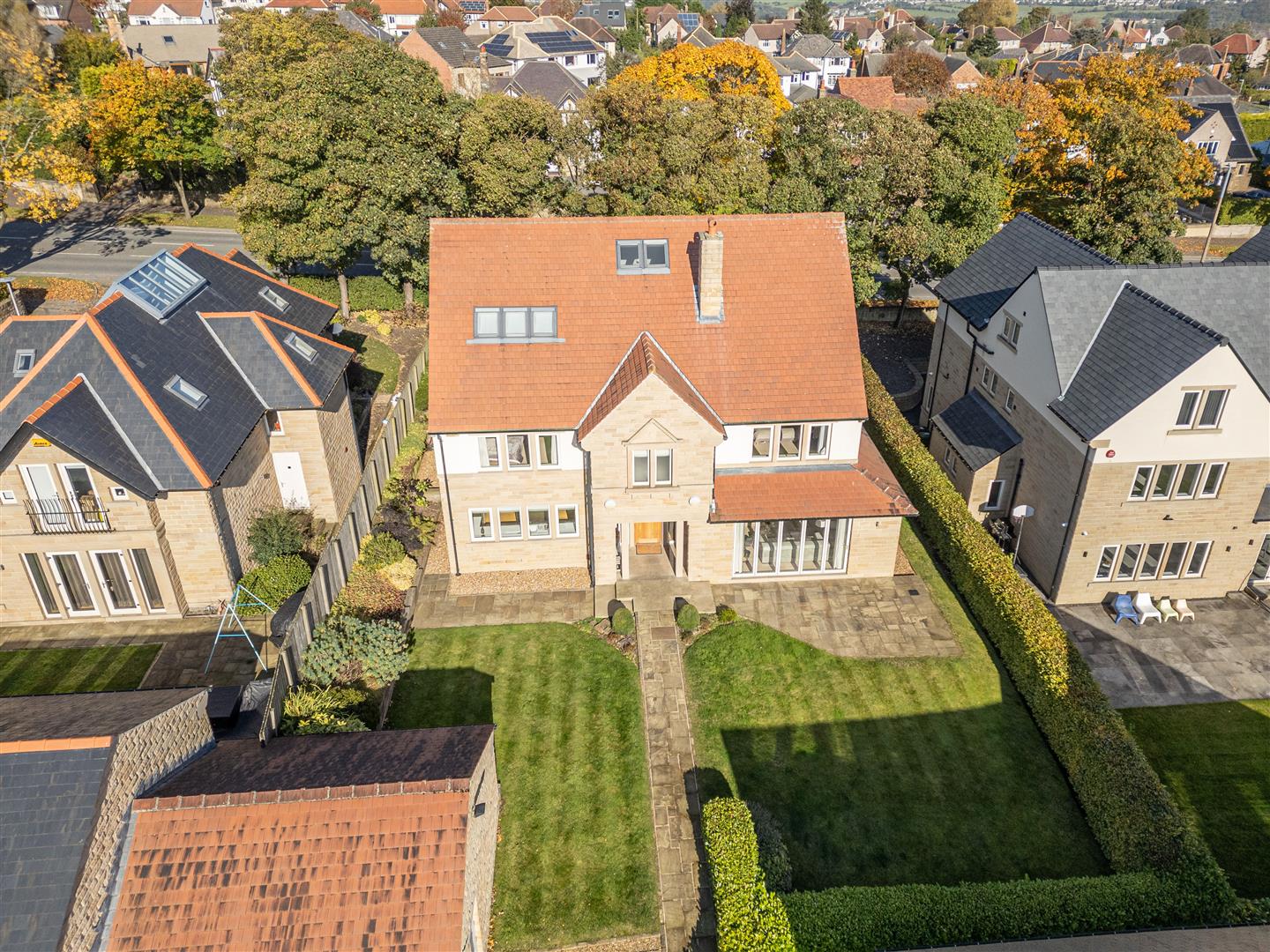 6 bedroom detached house for sale 0