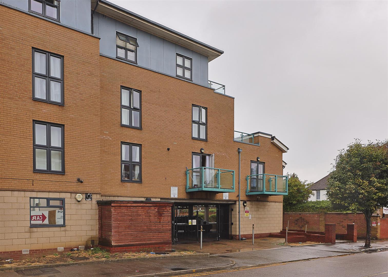 1-bed flat on 6A Narev Court,, 2 Cedar Avenue, Enfield, £82,250