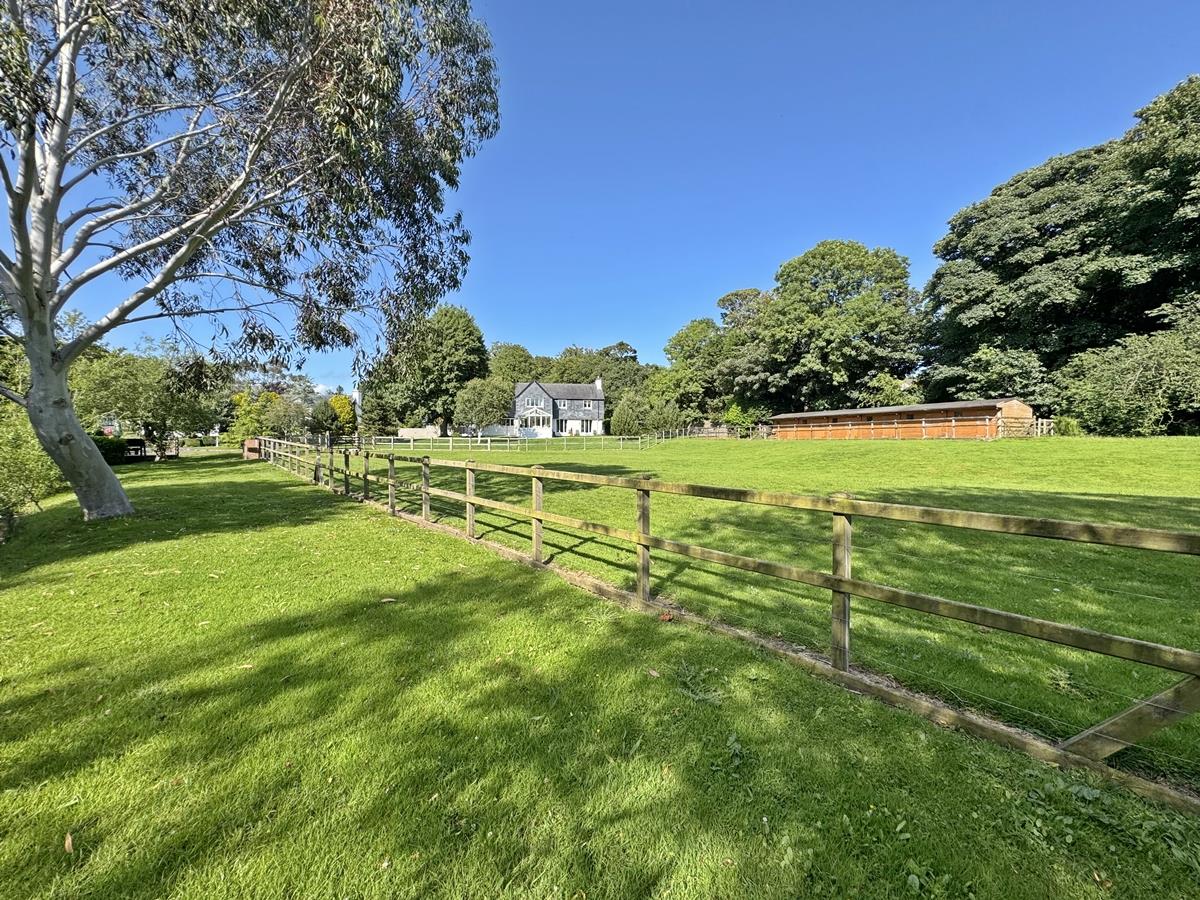 7 bedroom detached house for sale 0