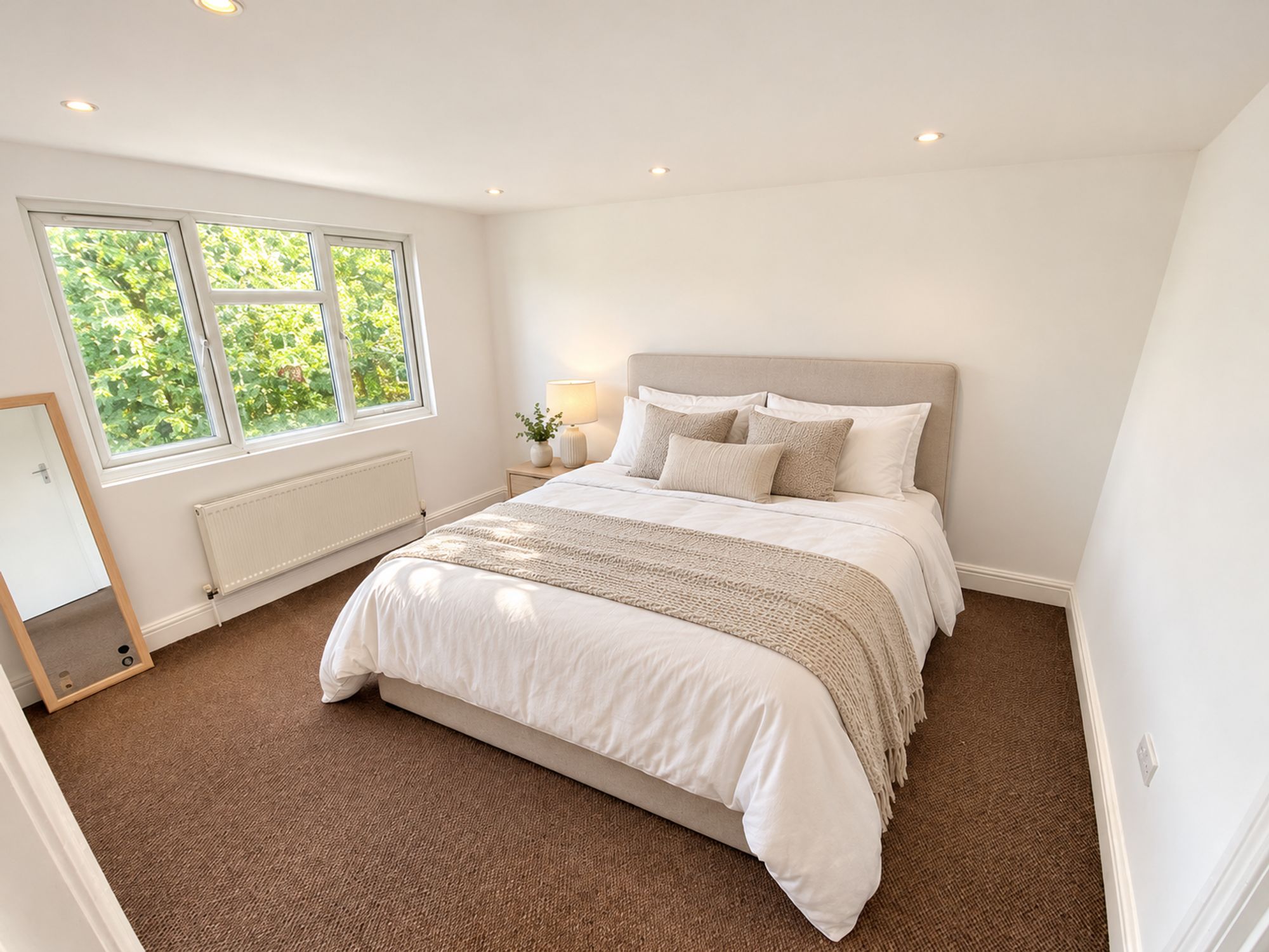 163 Forest Drive West, London photo 4