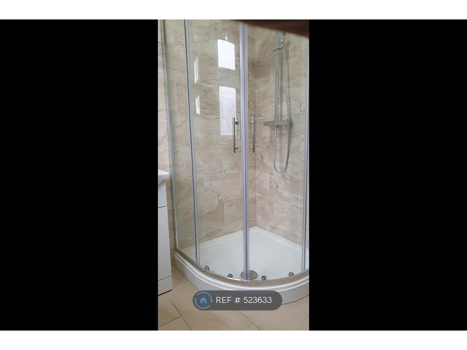 2 Bedrooms Flat to rent in Grove Road, Romford RM6