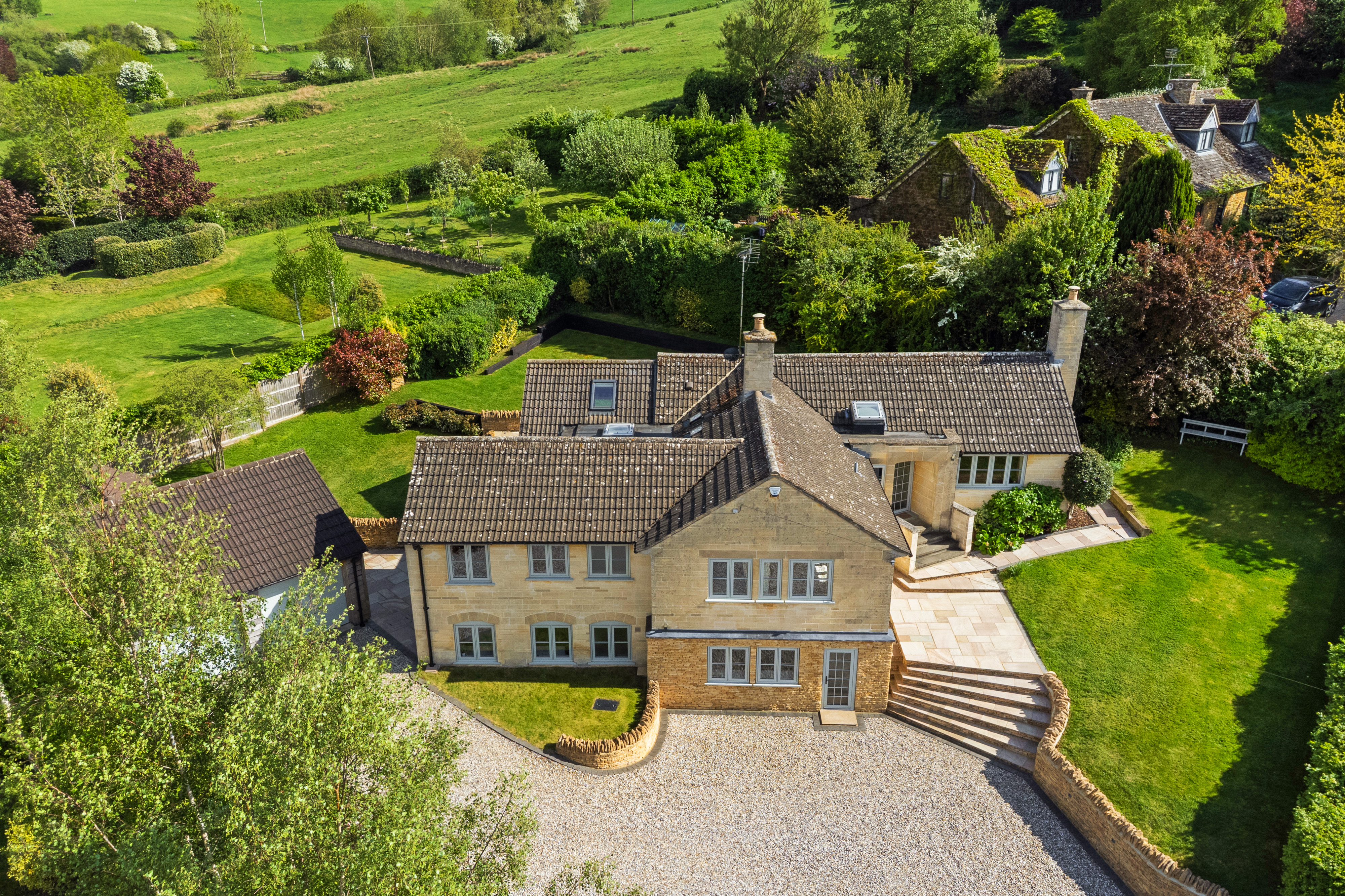 5 bedroom detached house for sale 0