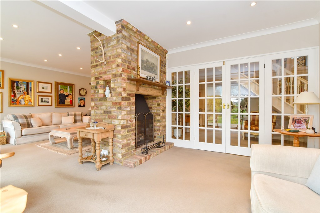 6 bedroom detached house for sale