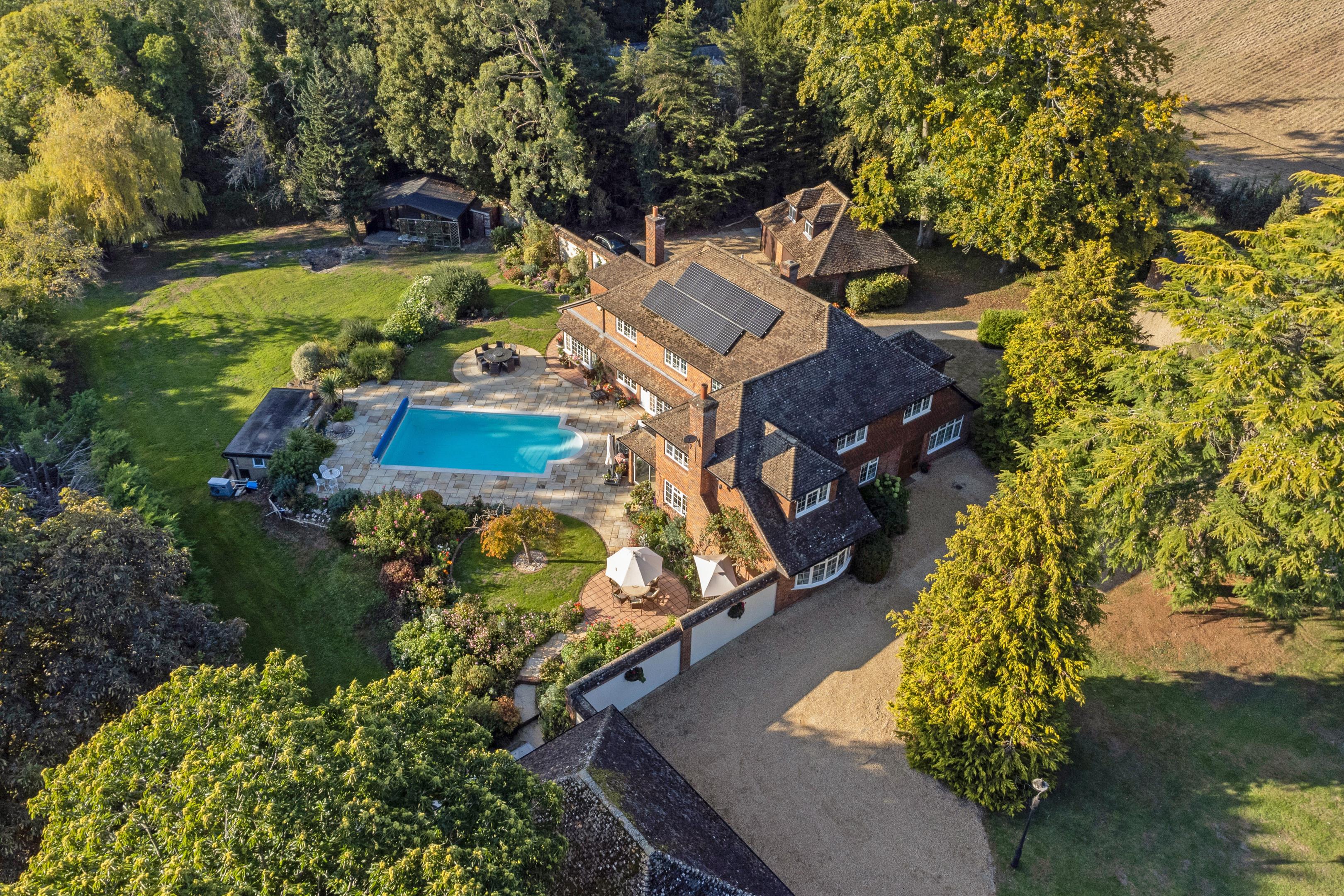 6 bedroom detached house for sale 0