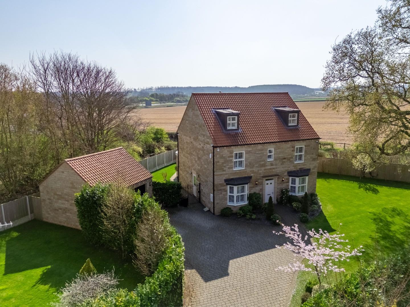 5 bedroom detached house for sale 0