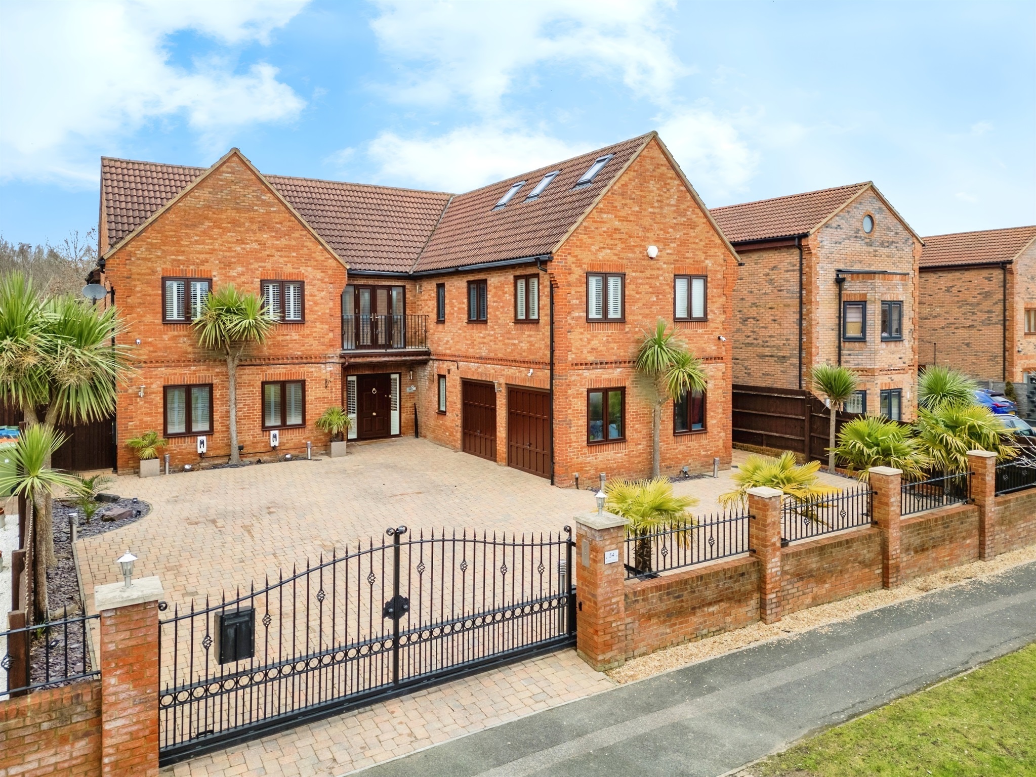 6 bedroom detached house for sale 0