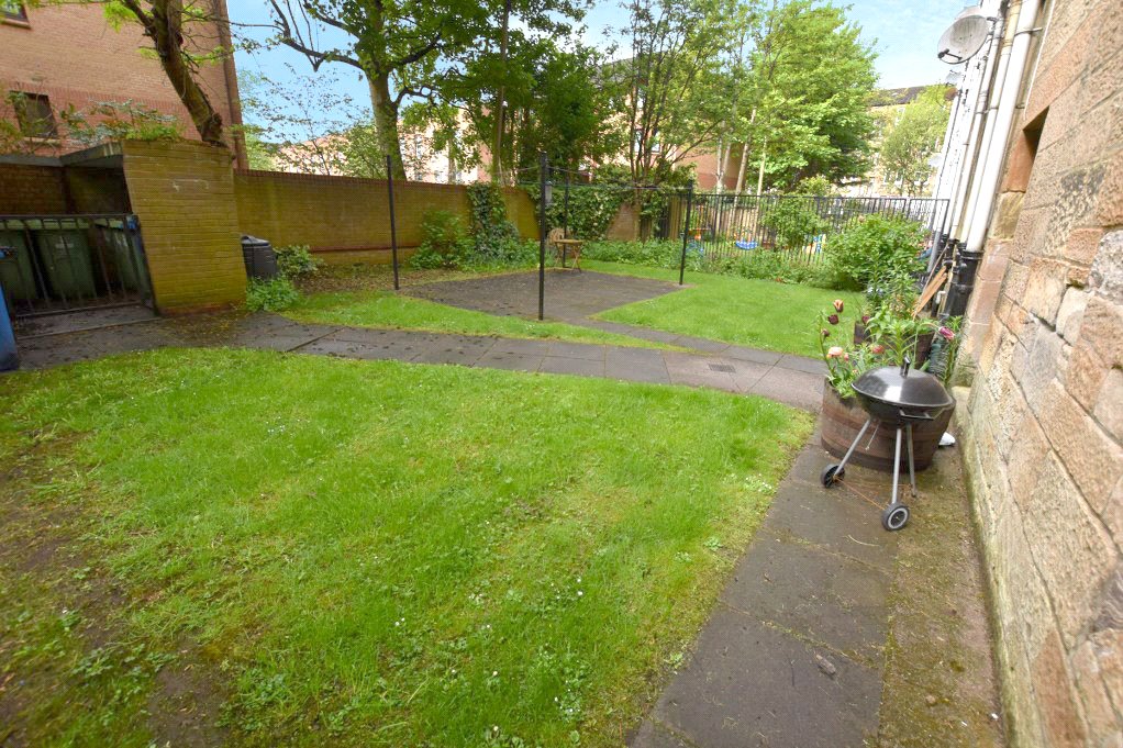 Photos of Battlefield Gardens, Glasgow G42 61474421 PrimeLocation