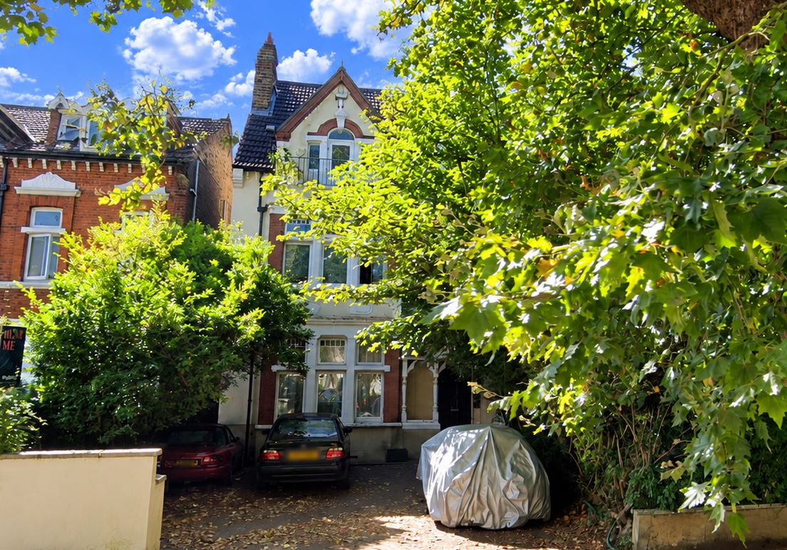 Chiswick High Road, London photo 2