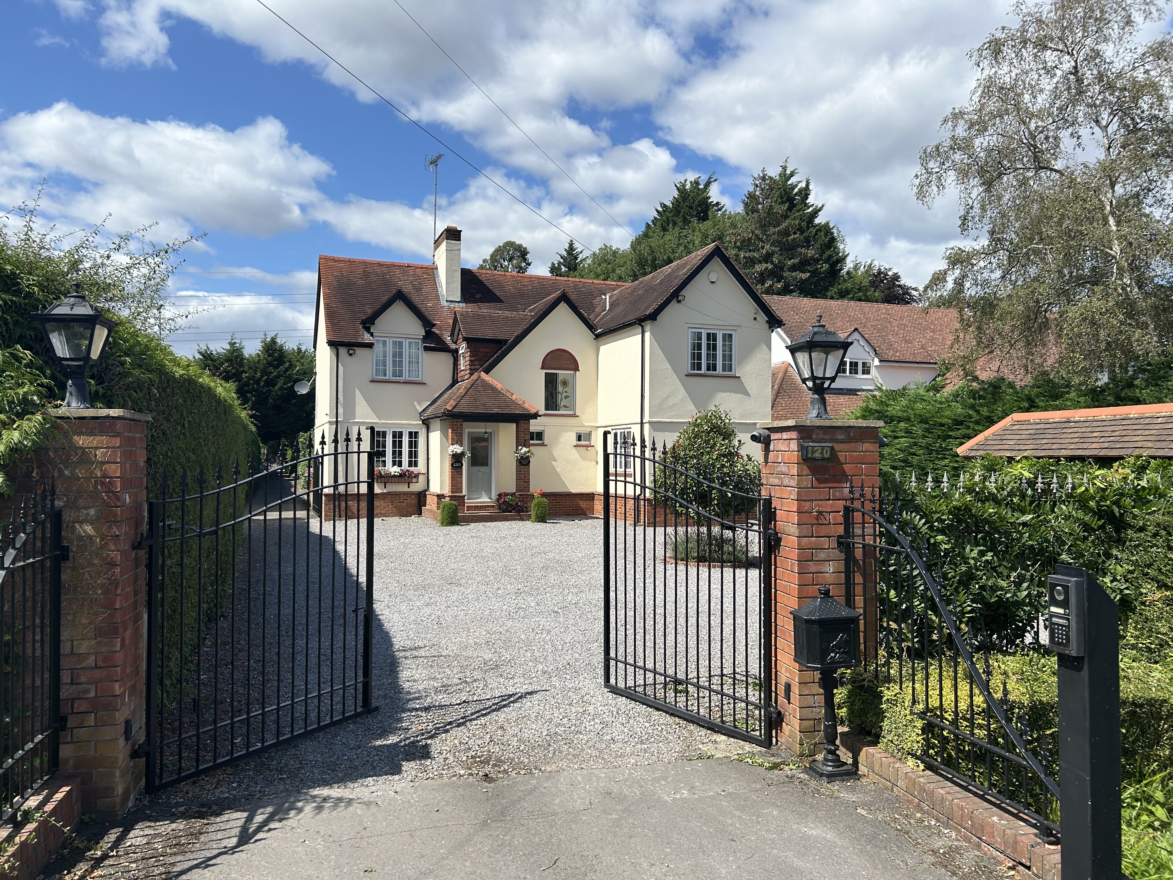 3 bedroom detached house for sale in Guildford