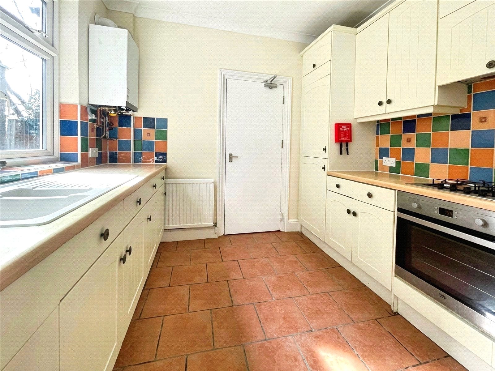 Room 5, 2, Queens Road, Surrey photo 4