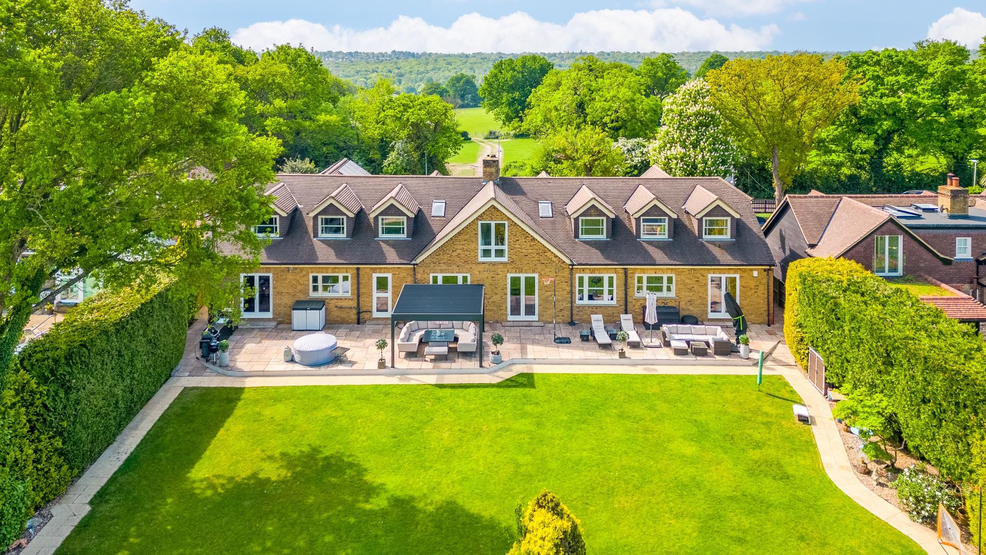 6 bedroom detached house for sale