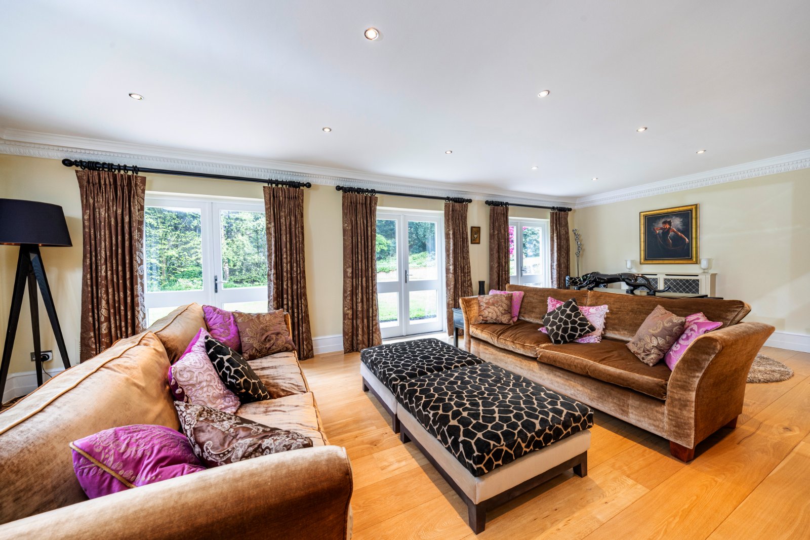 6 bedroom detached house for sale 0