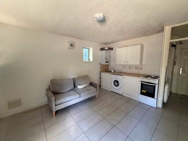 15, Luton photo 5