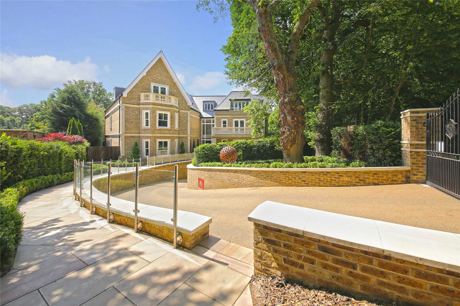 6 bedroom detached house for sale
