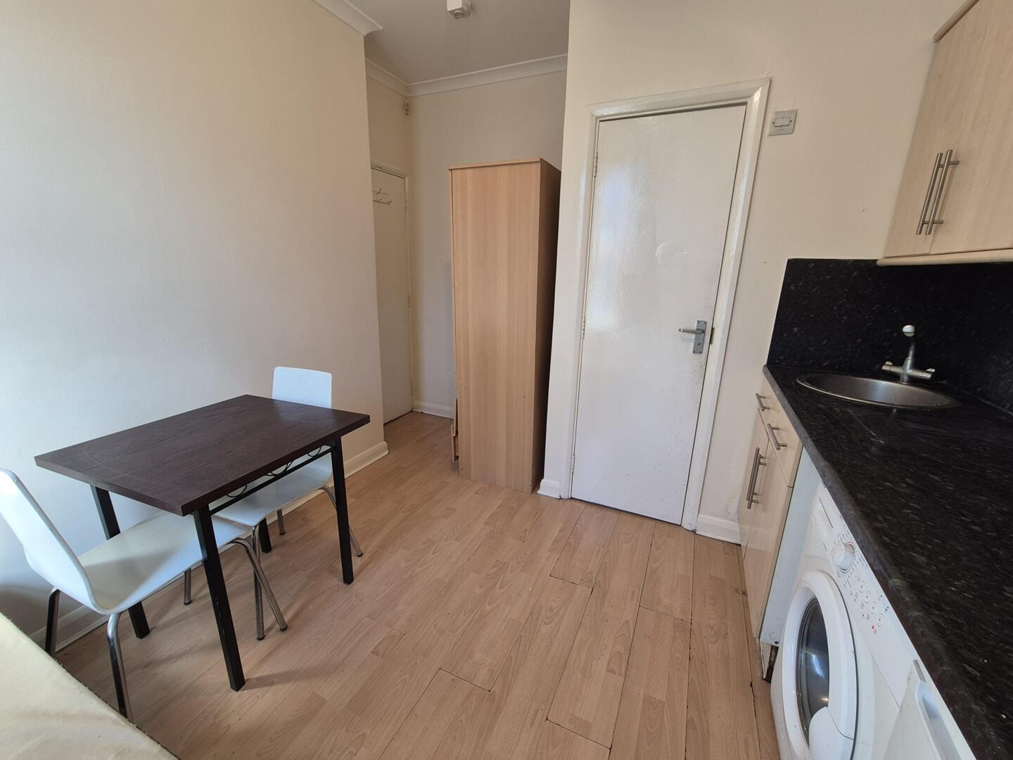 10, Station Road (Room 4), London photo 5