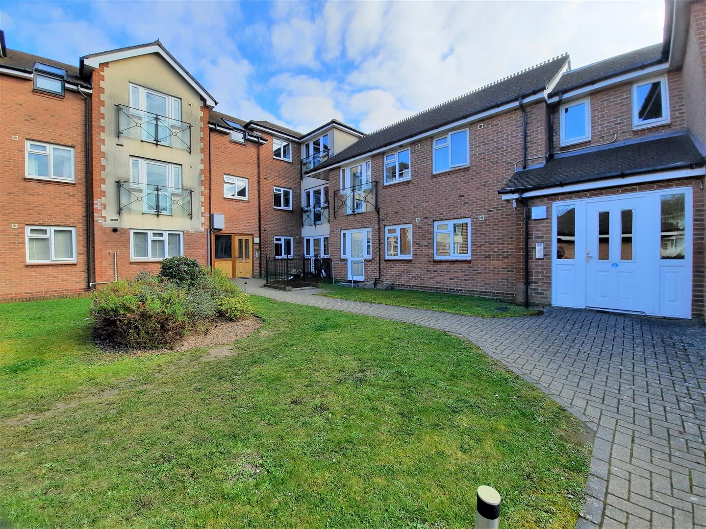 2-bed flat on 6 Foxfield, Botley Road, Park Gate, £210,000