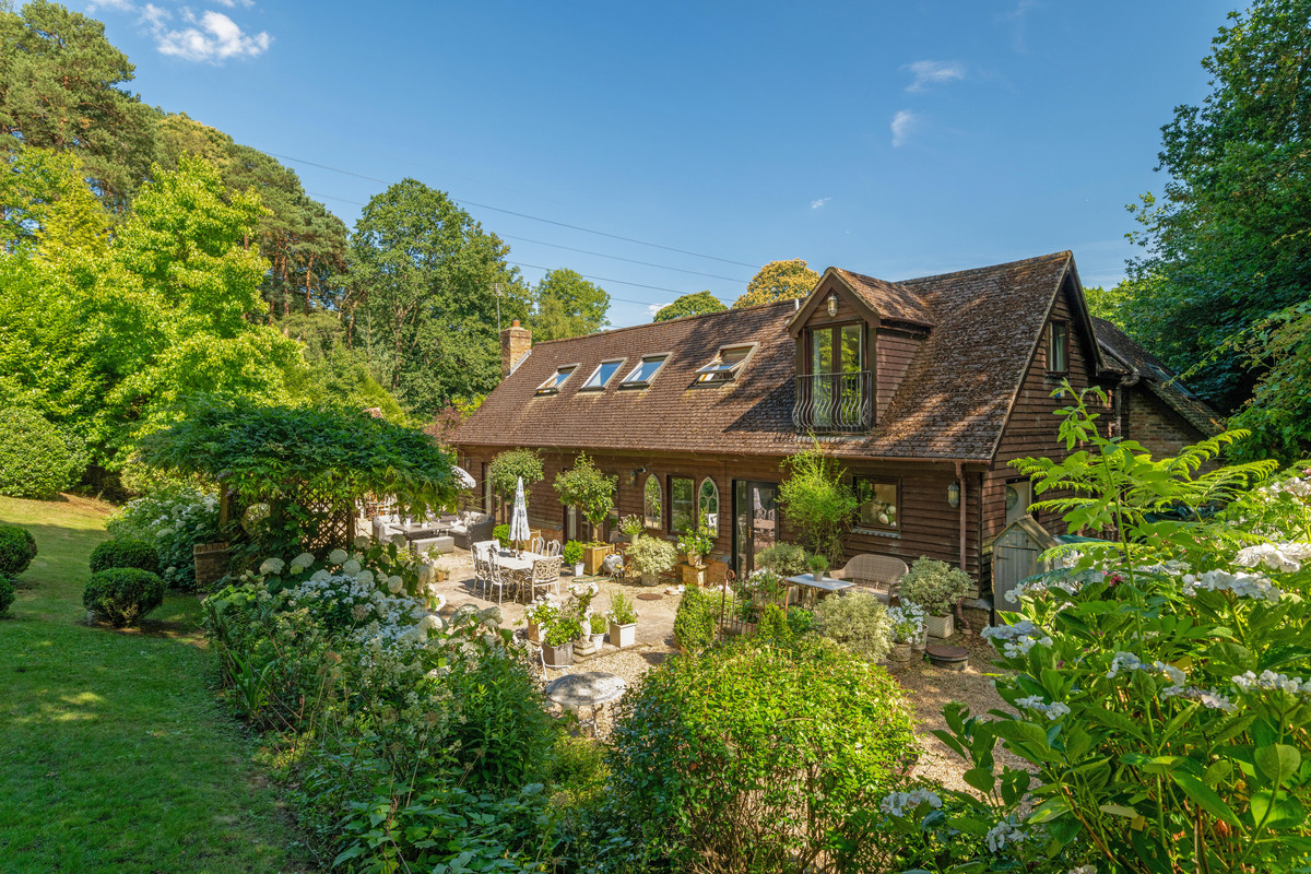 3 bedroom detached house for sale in Guildford
