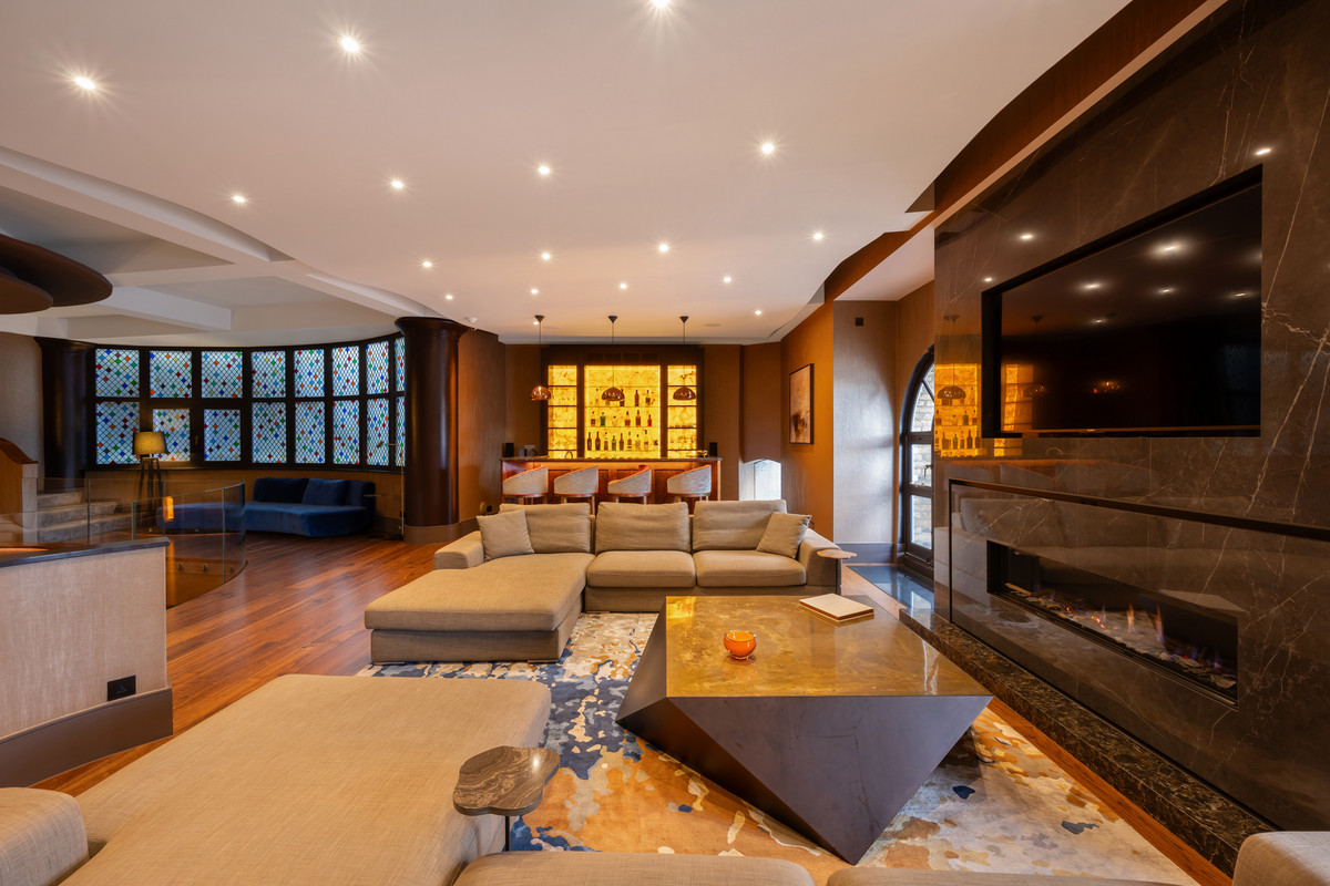 6 bedroom detached house for sale