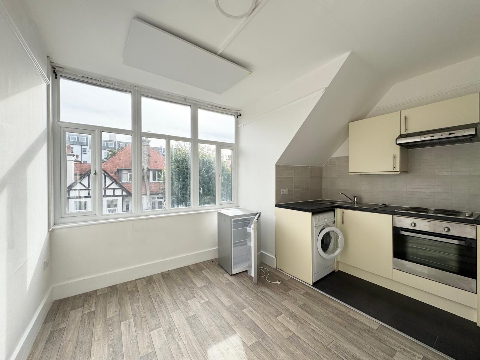 1-bed flat on Flat 9, 7 York Avenue, Hove, £900/mo