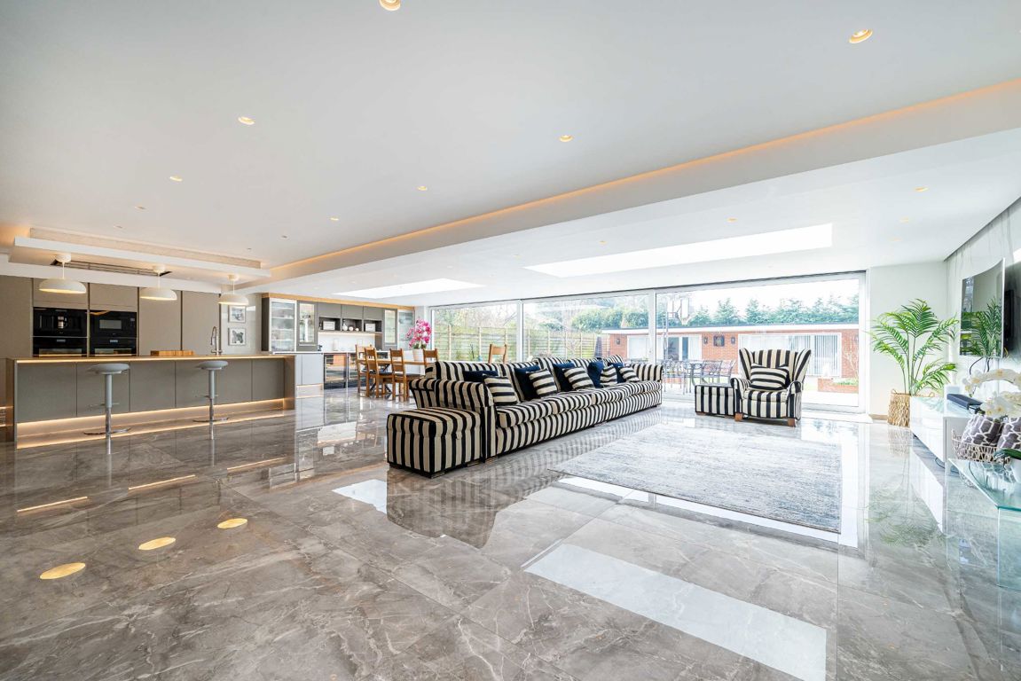 6 bedroom detached house for sale 0