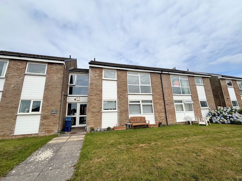 2-bed flat on 4, Ty Helyg, Tywyn, £76,000
