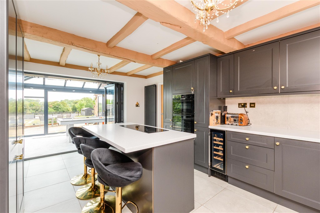 5 bedroom detached house for sale 0