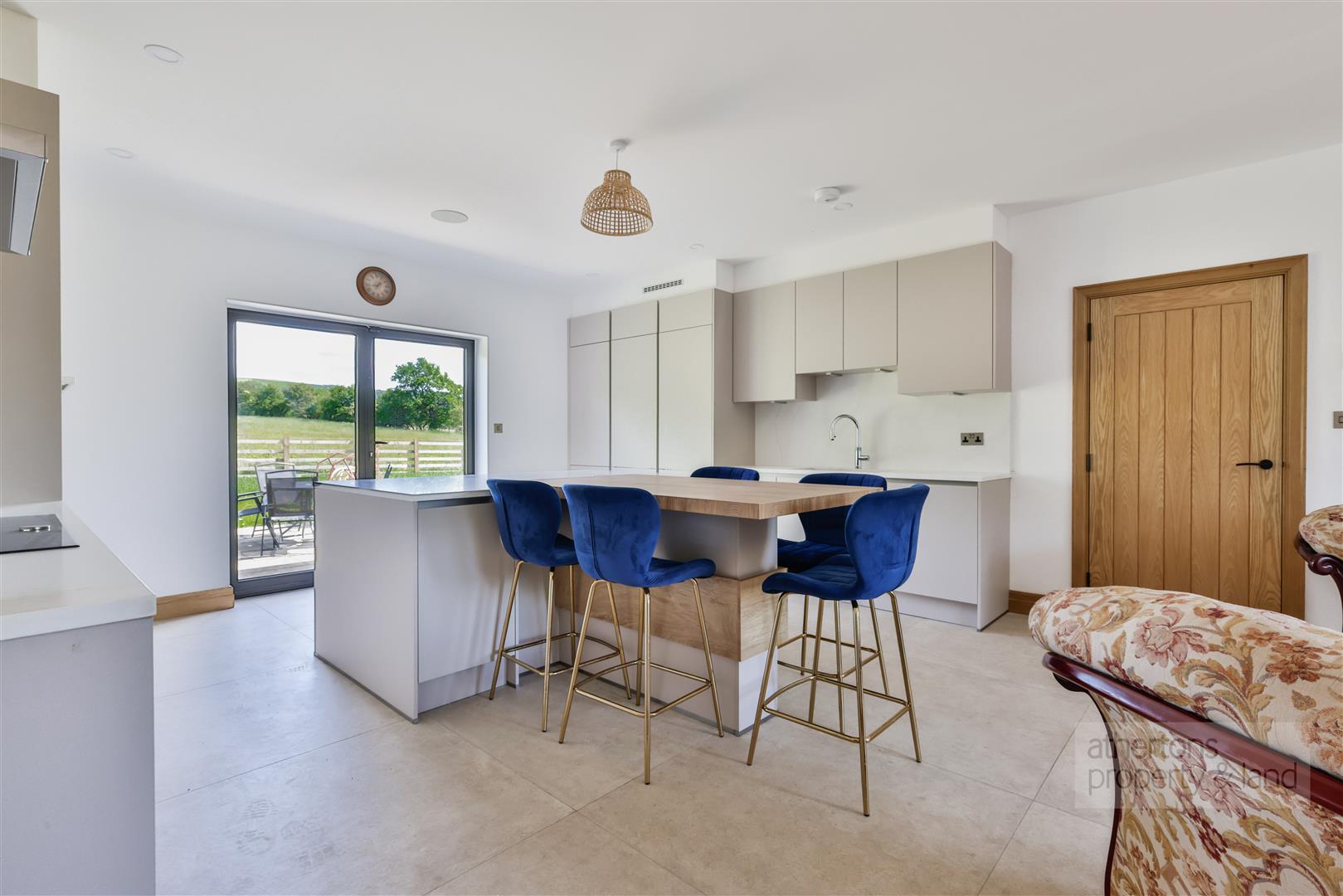 5 bedroom detached house for sale 0