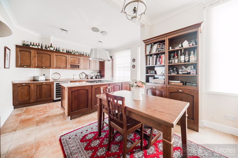 3 bedroom flat for sale 0