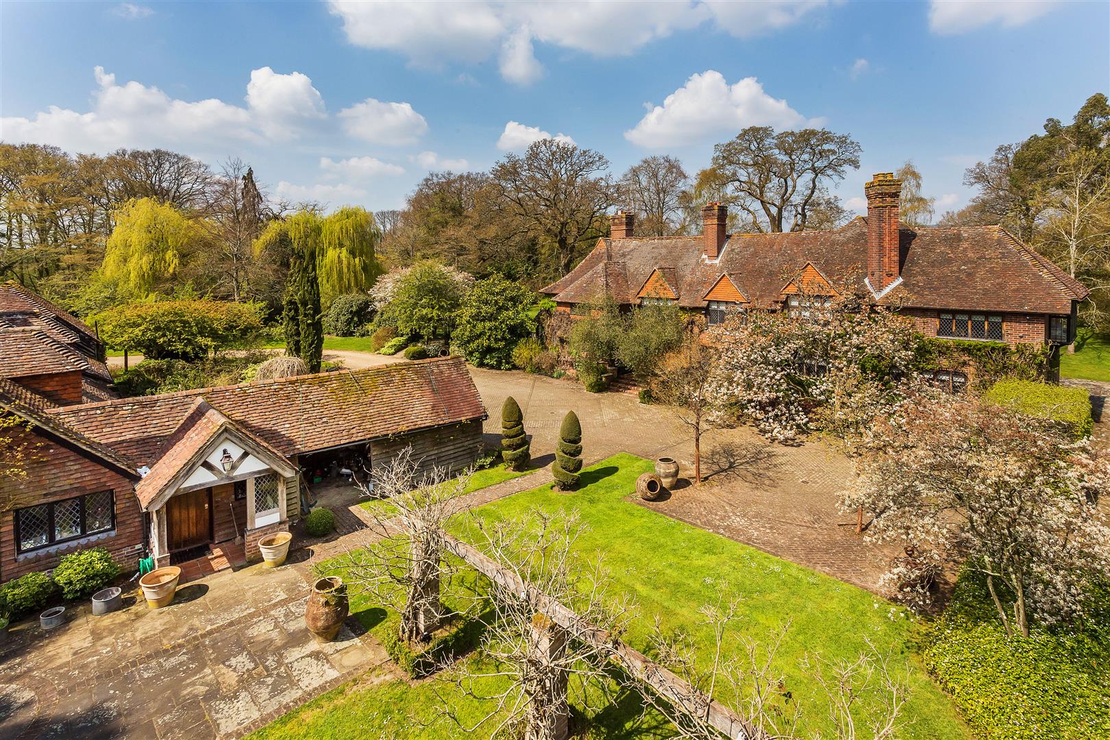 6 bedroom detached house for sale 0