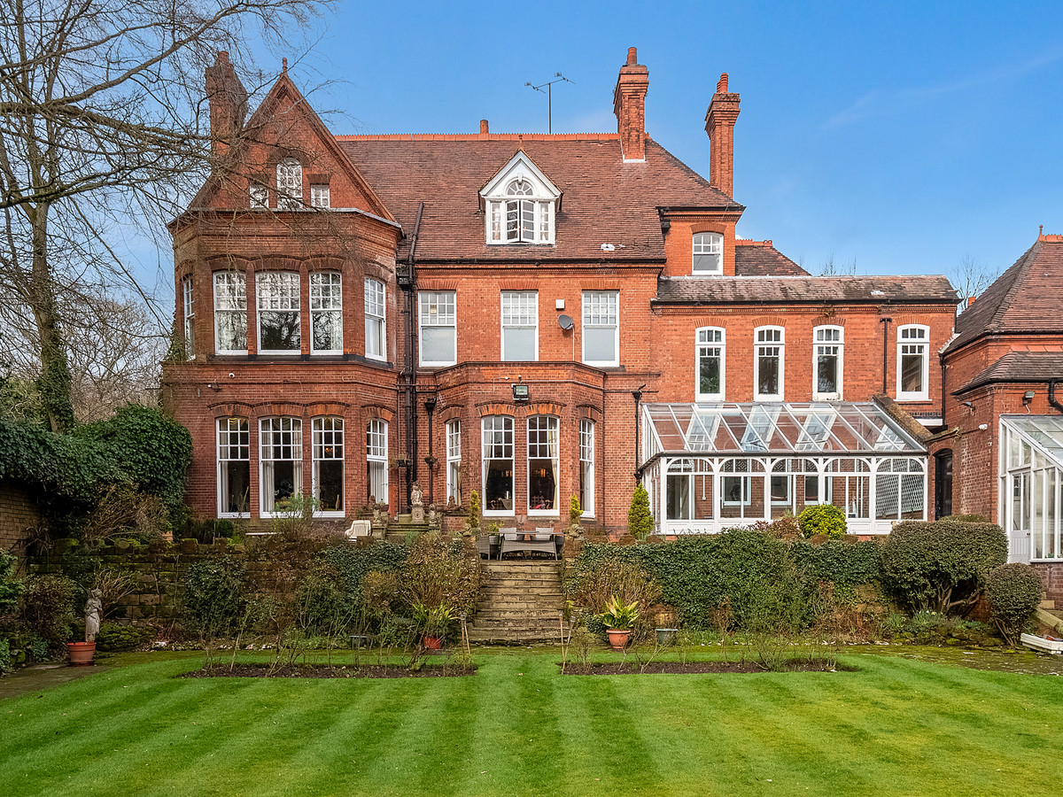 8 bedroom detached house for sale 0