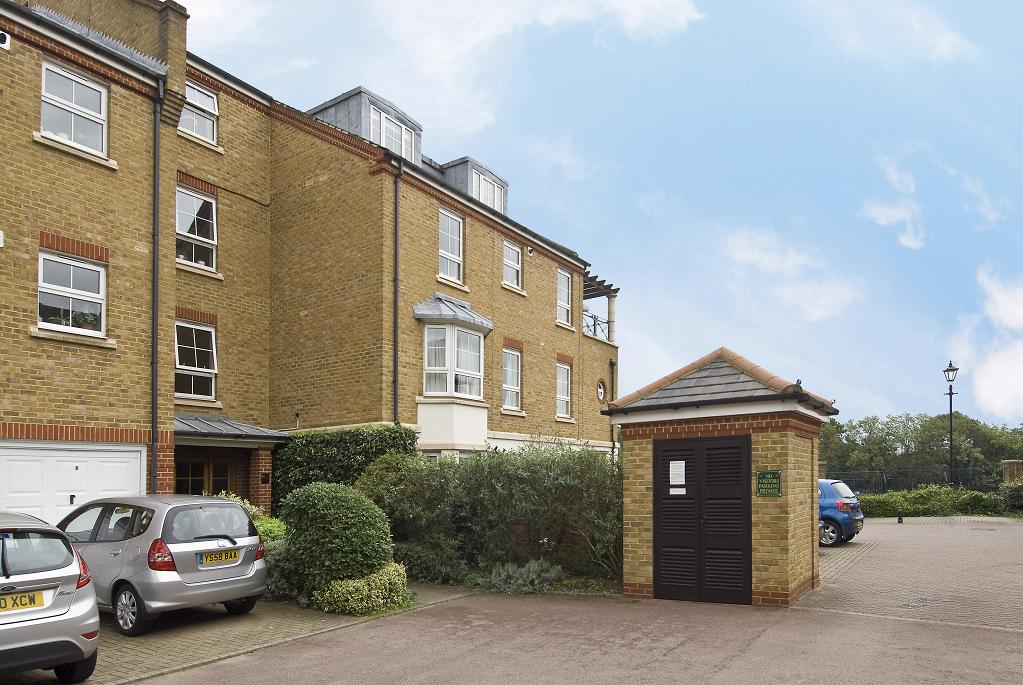 3 Bedrooms Flat to rent in Russell Close, Chiswick, London W4