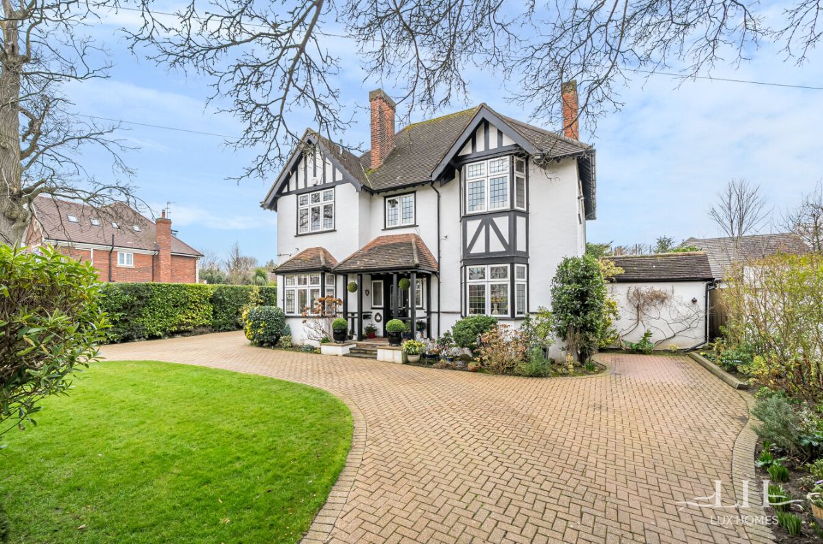 5 bedroom detached house for sale 0