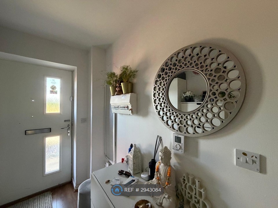 3-bed semi-detached on Brinson Way, Aveley, South Ockendon, £2,100/mo