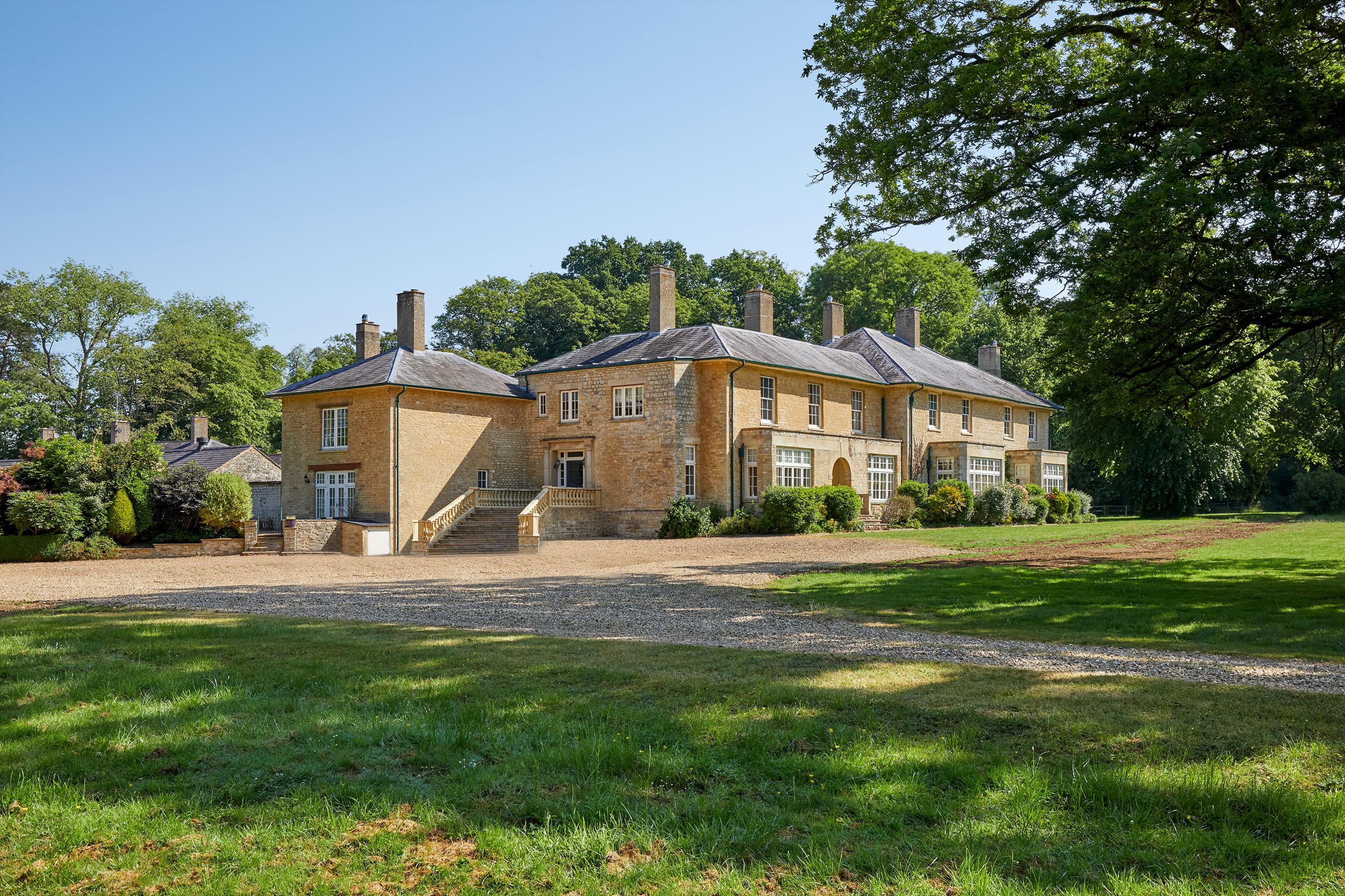 6 bedroom detached house for sale in Bromley