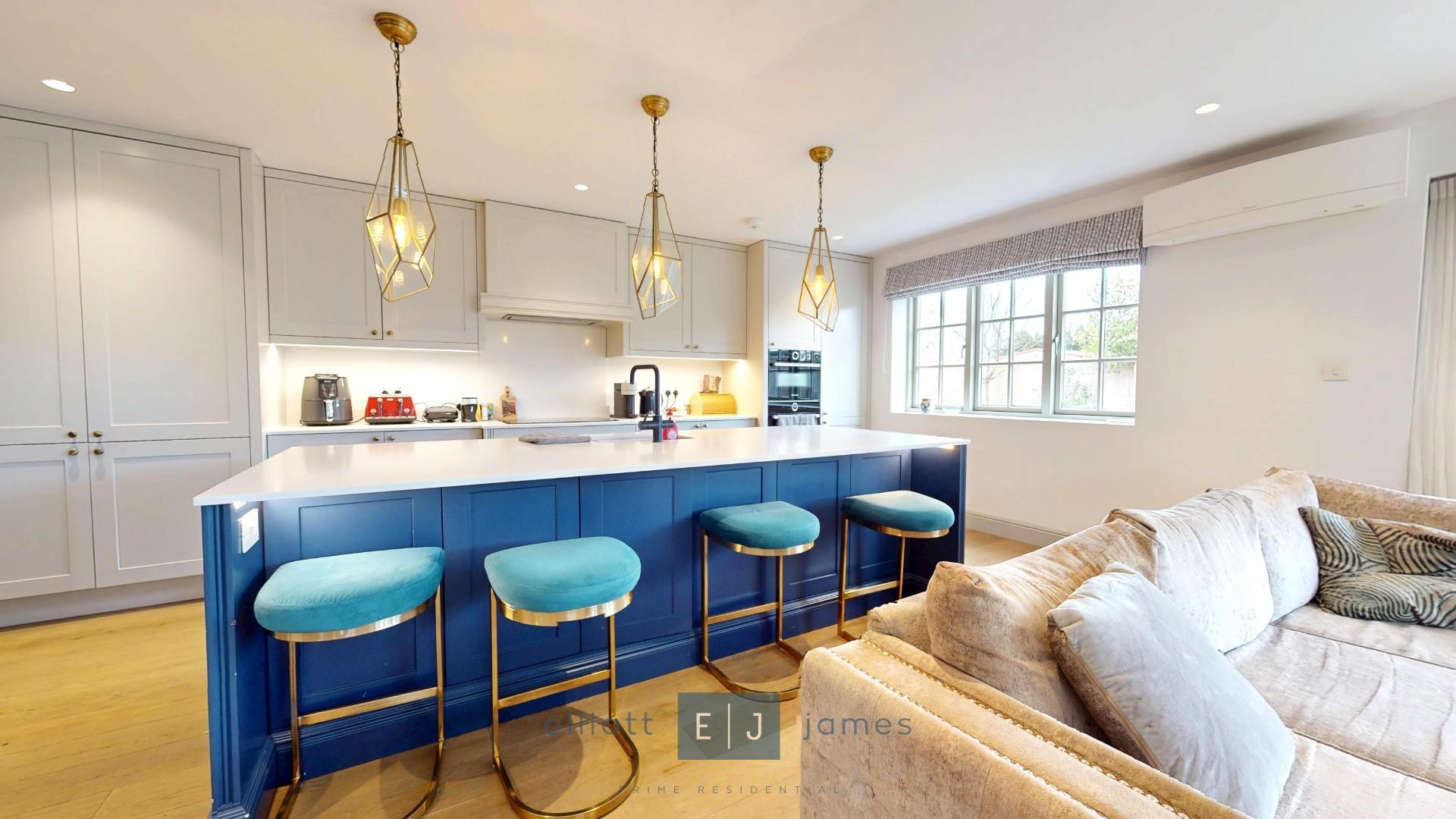 5 bedroom detached house for sale 0