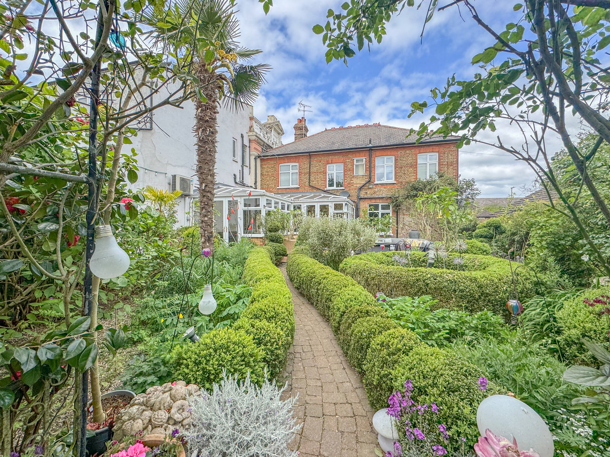 8 bedroom detached house for sale 0