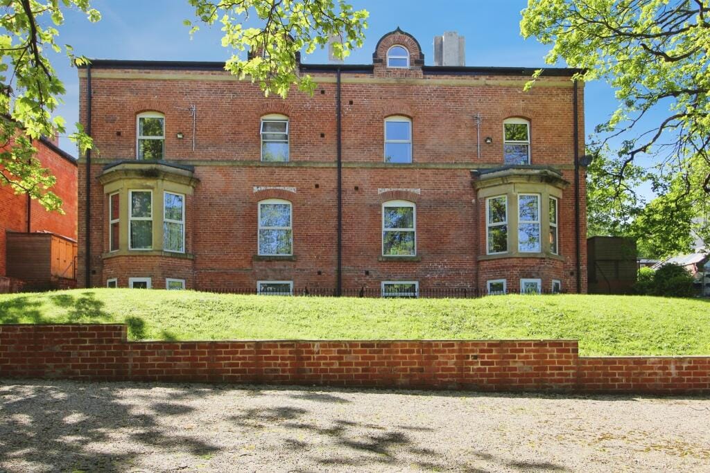 2 bed flat for sale