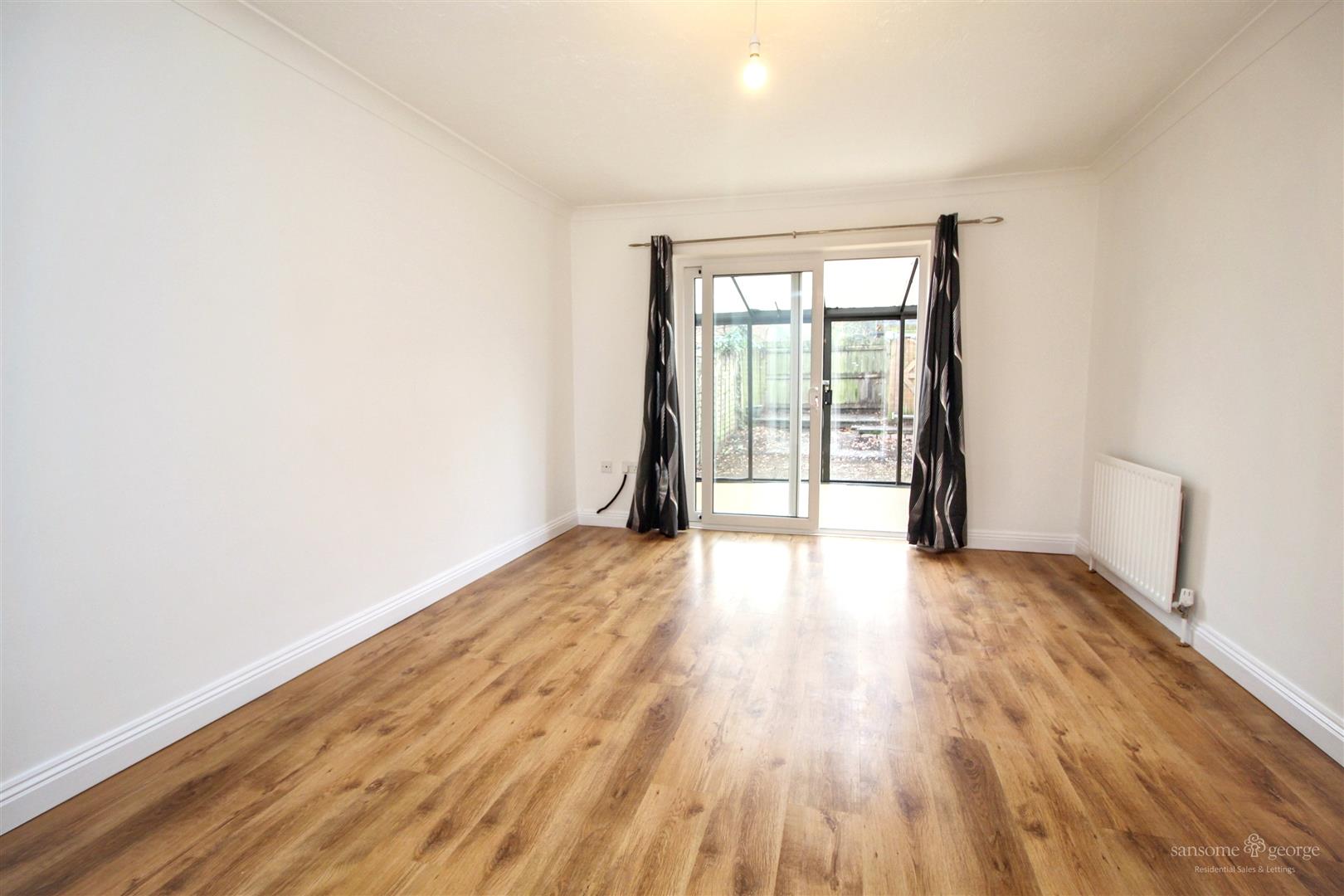 47, Horseshoe Crescent, Reading photo 3