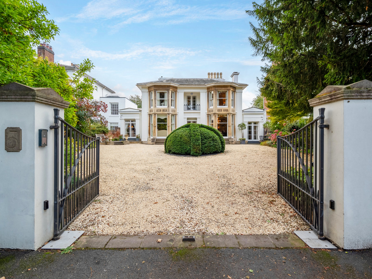 5 bedroom detached house for sale 0