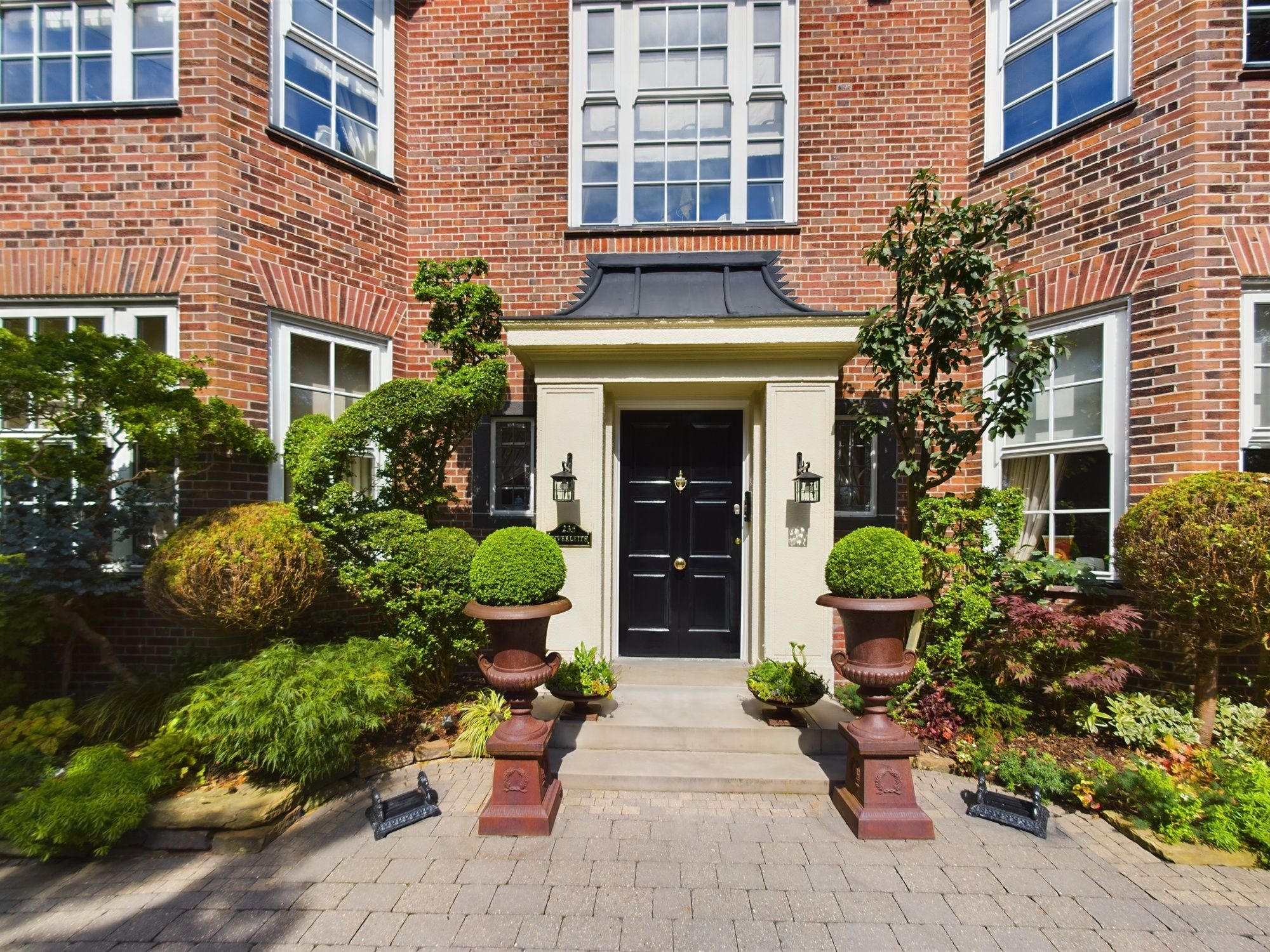 5 bedroom detached house for sale 0