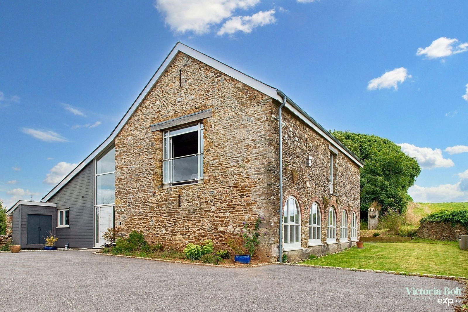 3 bedroom detached house for sale in Guildford